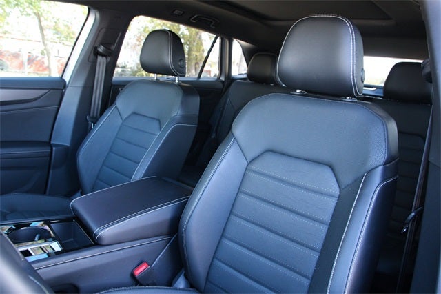 2025 Volkswagen Atlas Cross Sport 2.0T SEL R-Line Black