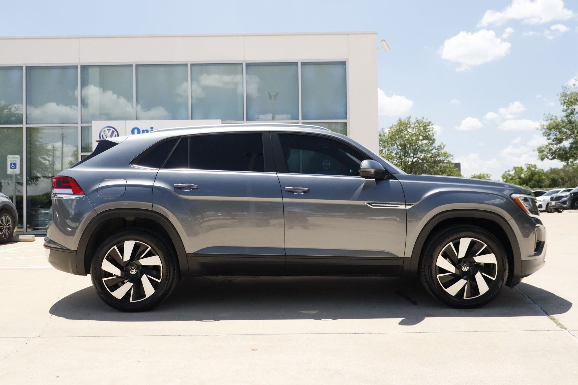 2024 Volkswagen Atlas Cross Sport 2.0T SE w/Technology