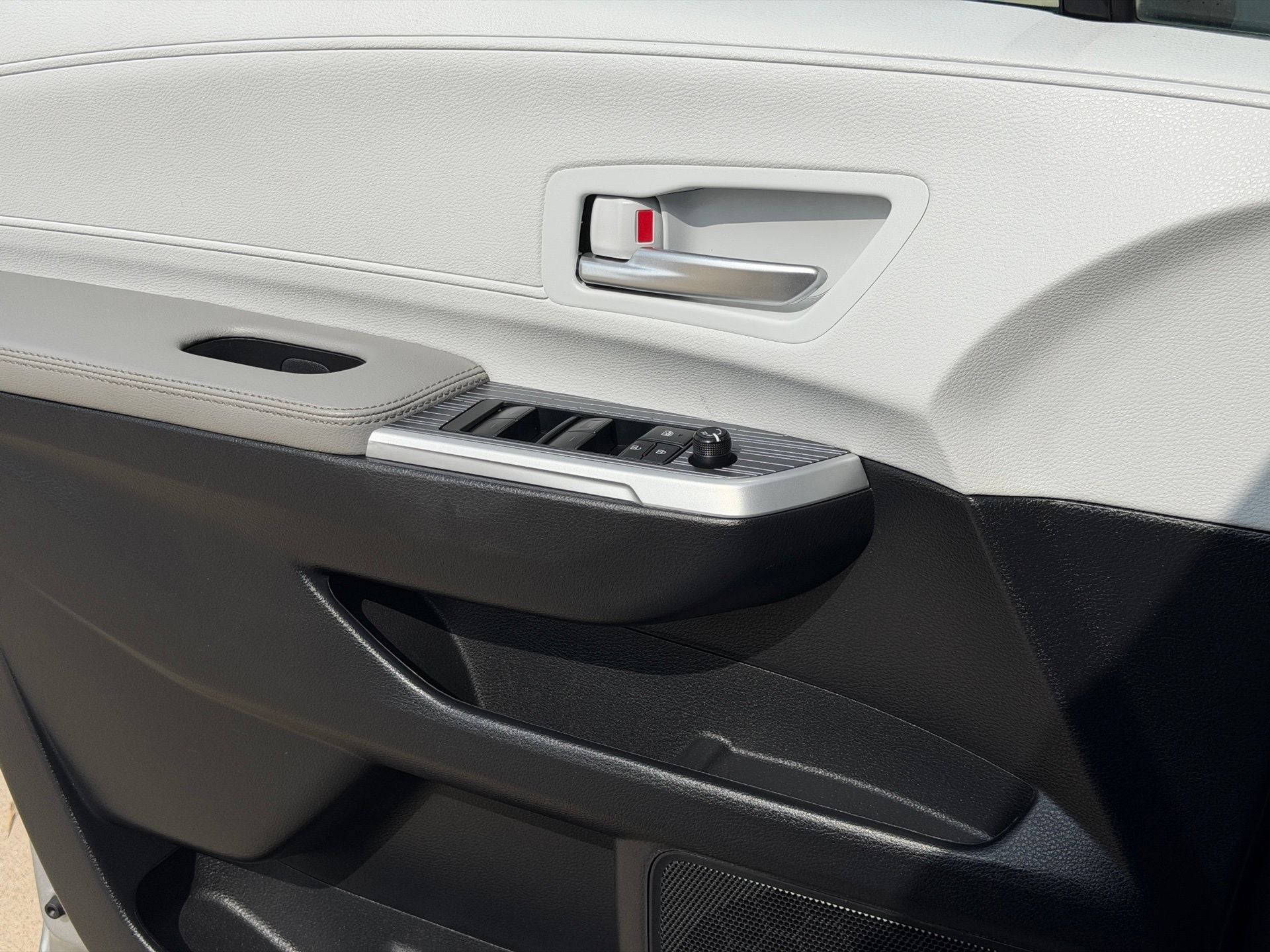 2025 Toyota Sienna XLE 8 Passenger