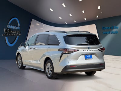 2025 Toyota Sienna XLE 8 Passenger