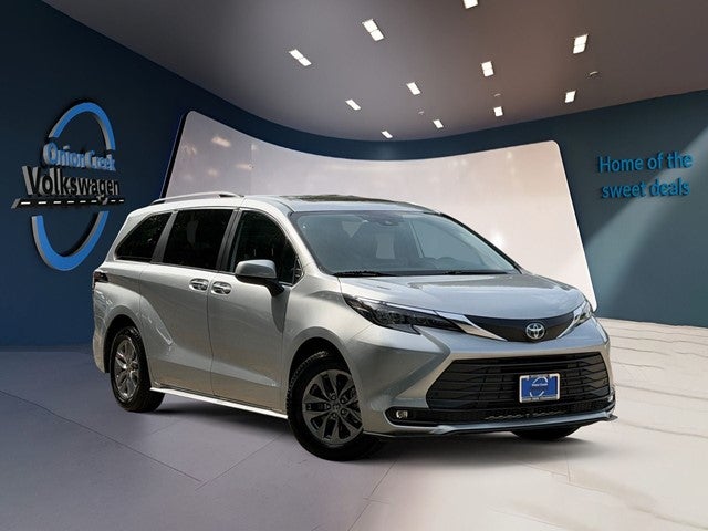 2025 Toyota Sienna XLE 8 Passenger