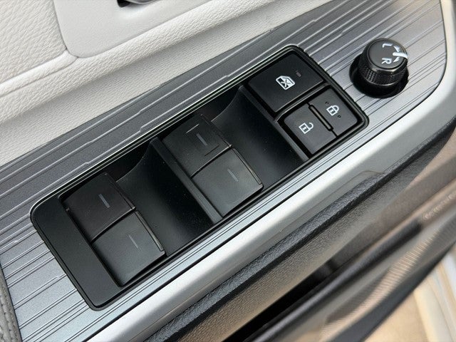 2025 Toyota Sienna XLE 8 Passenger