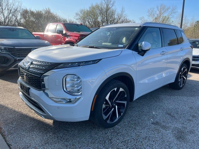 2024 Mitsubishi Outlander Base