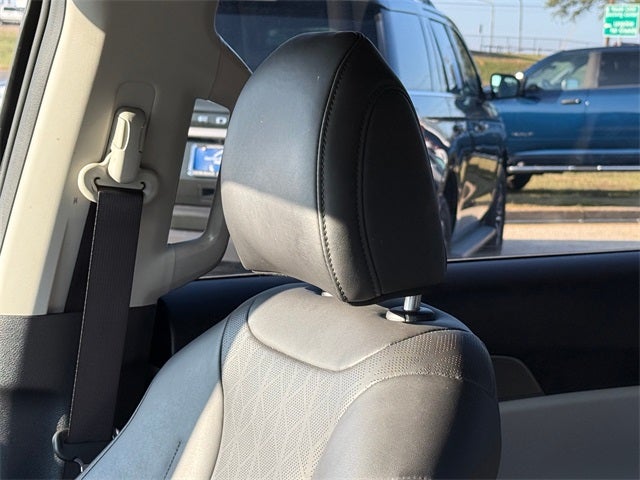 2024 Kia Carnival LX Seat Package
